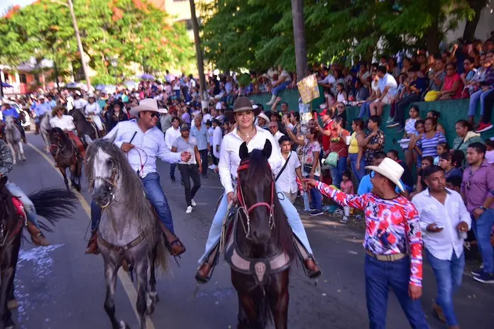 Participa alcaldesa Kristel Hernández Topete en la Procesión y Tradicional Cabalgata en Honor al Santo Patrono Santiago Apóstol