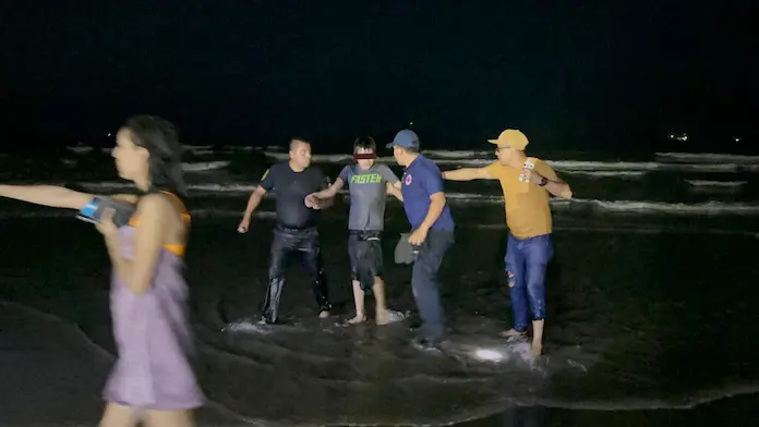 Policía rescata a meπor de mørir ahøgado en playa de Boca del Río