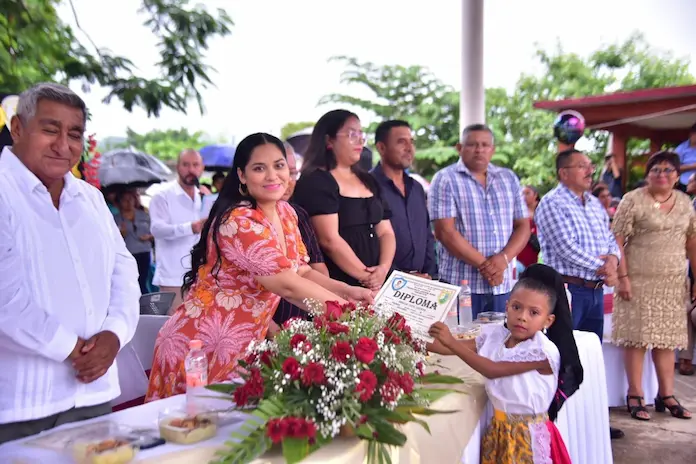 Alcaldesa Kristel Hernández Topete invitada de honor en la graduación de primaria en la localidad de Sinapan