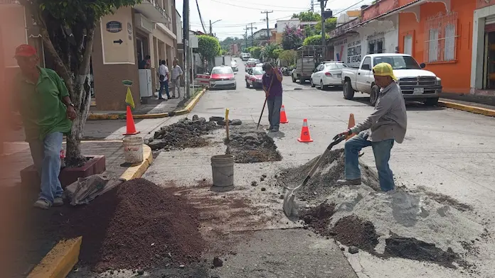 Realizan trabajos de bacheo en Santiago Tuxtla