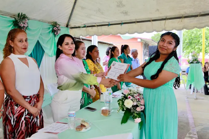 Profa. Kristen Hernández Topete presente en la graduación de Telesecundaria en Tres Zapotes