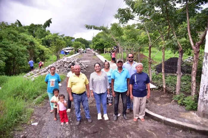 Recorre Alcaldesa de Santiago Tuxtla obra de pavimentación en Chininiapan