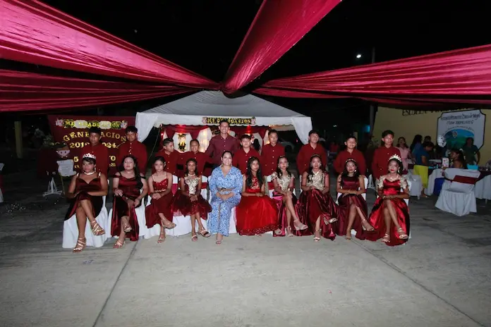 Alcaldesa de Santiago Tuxtla, madrina de generación de los alumnos de la Primaria «Cinco de Mayo» de Arroyo San Isidro