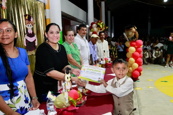 Alcaldesa de Santiago Tuxtla invitada de honor en la graduación de Jardín de Niños en Tres Zapotes