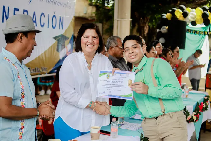 Clausura y entrega de papeles de la escuela primaria «Francisco Sarabia» en la colonia Emiliano Zapata