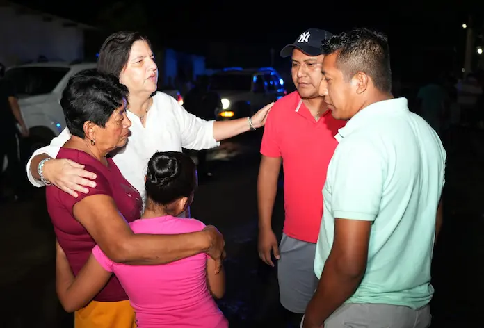 Atiende alcaldesa de San Andrés Tuxtla a familia afectada por incendio