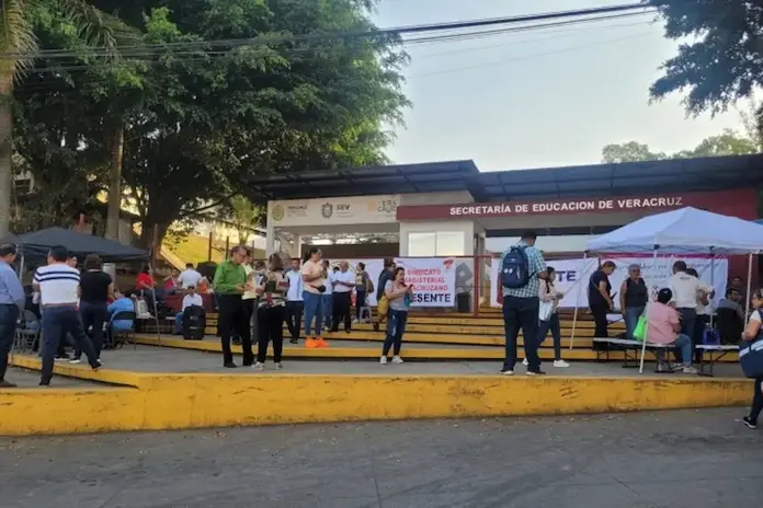 SEV anuncia pago de retroactivo y prestaciones tras amenaza de docentes con realizar protestas