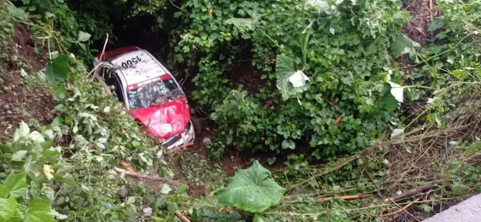 Taxi de San Andrés Tuxtla cae a un barranco