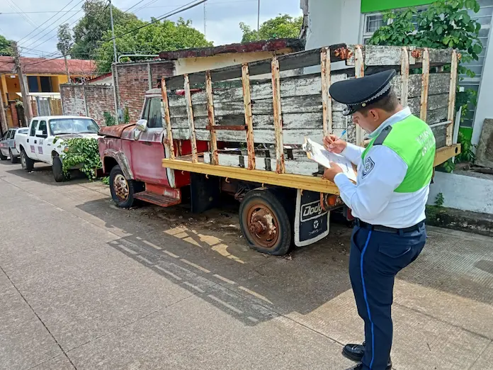Tránsito y Seguridad Vial atiende problemática de Autos macetas en San Andrés Tuxtla