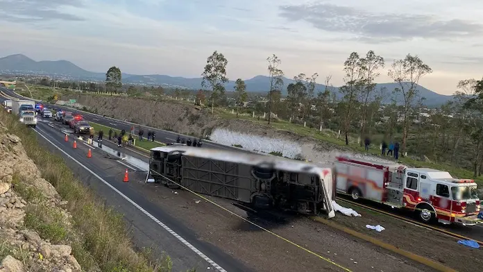 Volcadura de autobús en Tepetlaoxtoc deja 1 muerto y 12 heridos