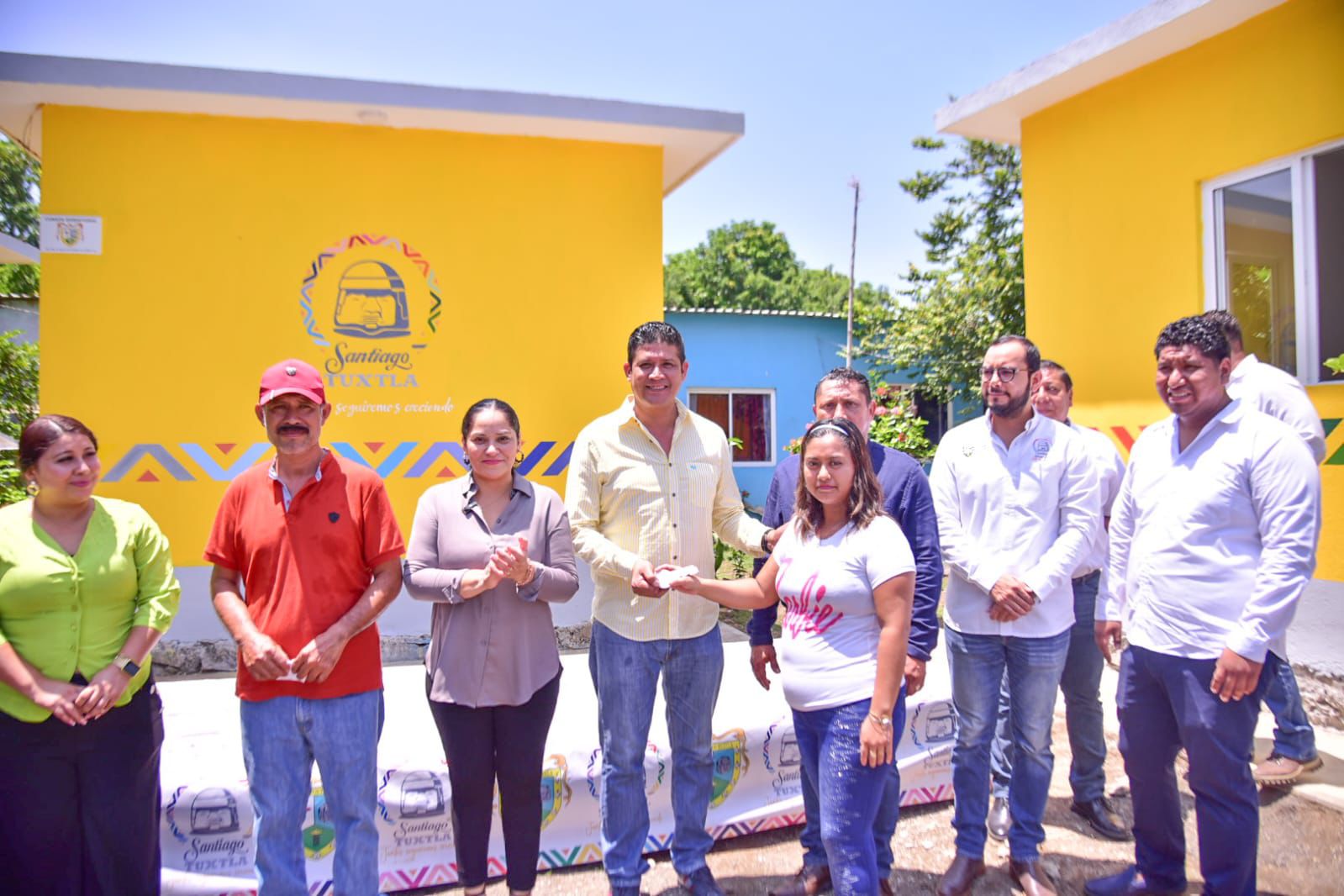 Alcaldesa de Santiago Tuxtla realiza entrega de cuartos dormitorios a familias