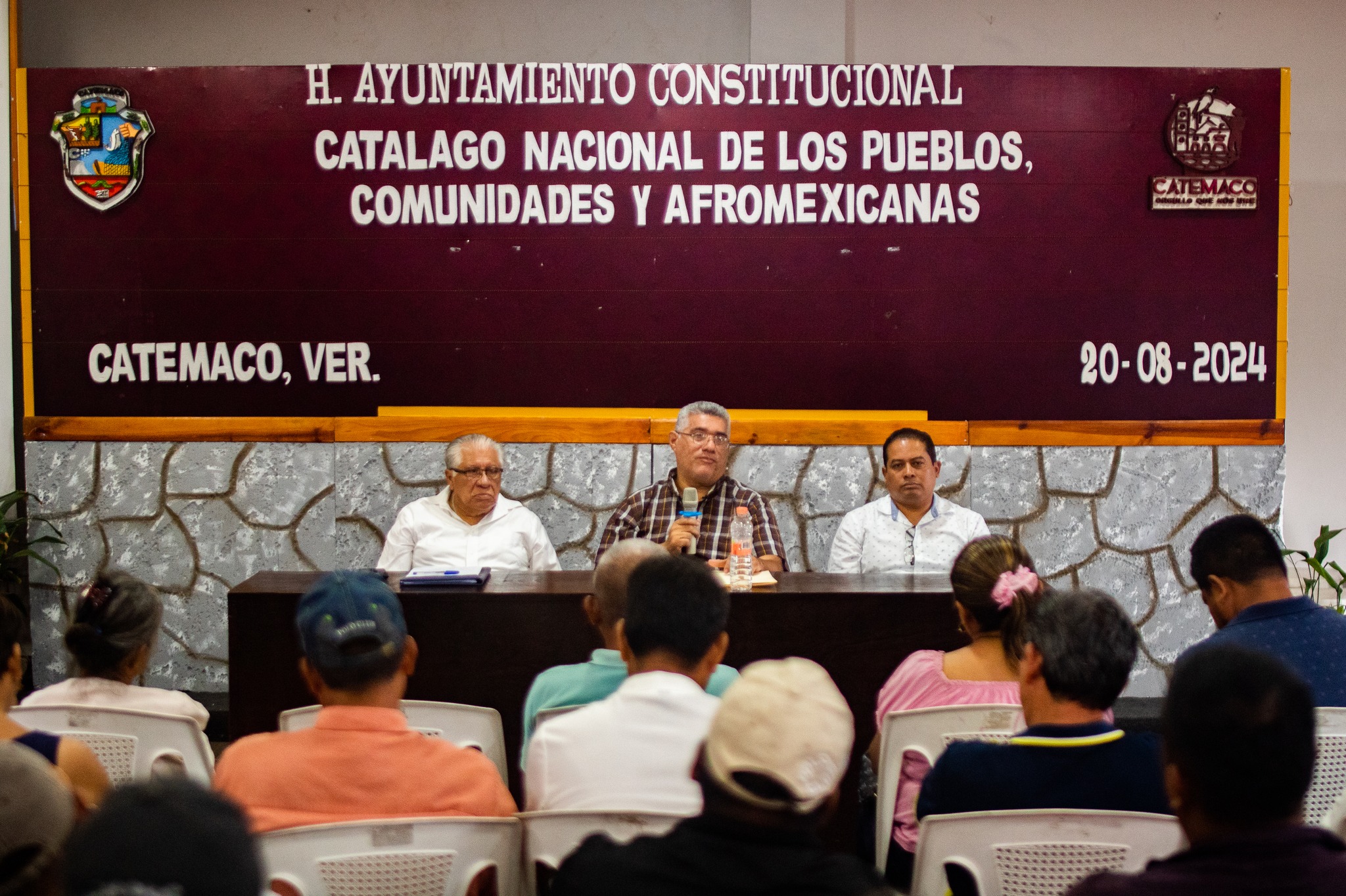 Entrega de reconocimientos a agentes municipales y representantes de 32 comunidades de Catemaco