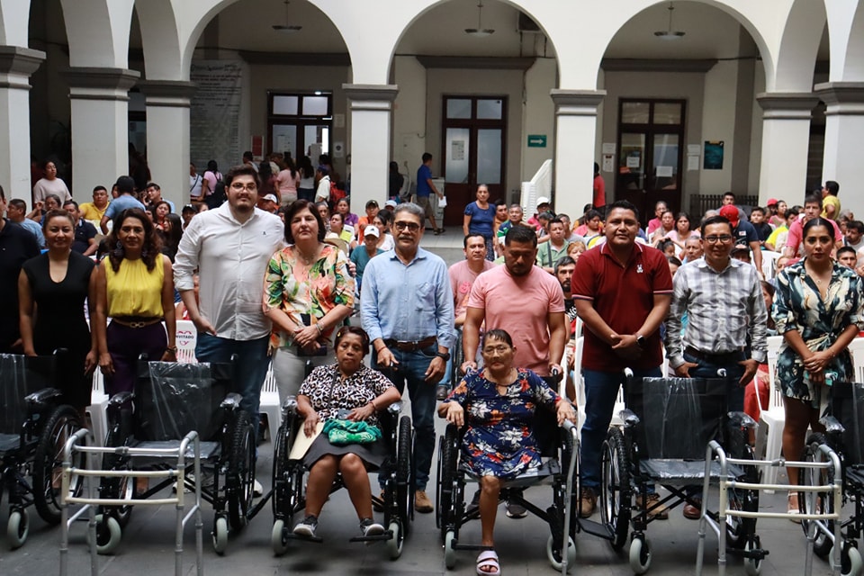 Entregan, DIF Municipal y Gobierno de San Andrés, aparatos funcionales a población vulnerable.