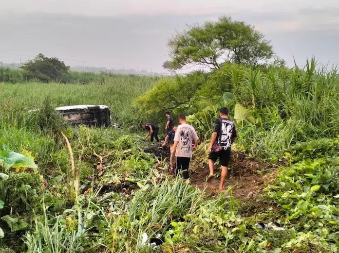 Vuelca camioneta con migrantes árabes y chinos en la carretera Coatzacoalcos-Minatitlán