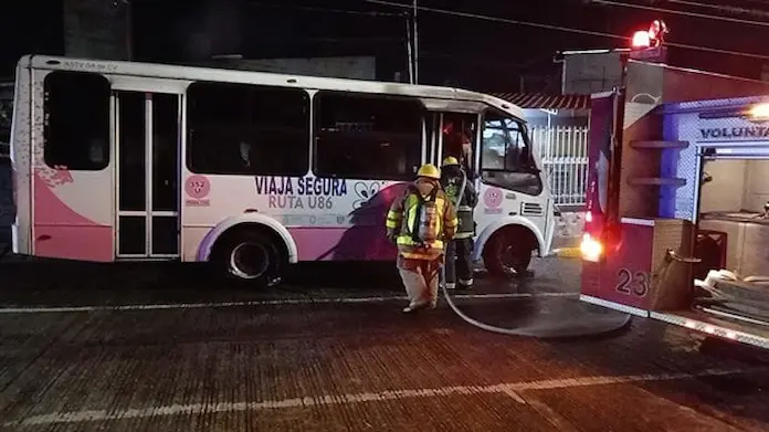 Chófer resulta gravemente lesionado tras incendiarse autobús