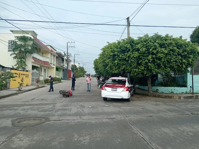 Choque entre taxi y motocicleta en Catemaco