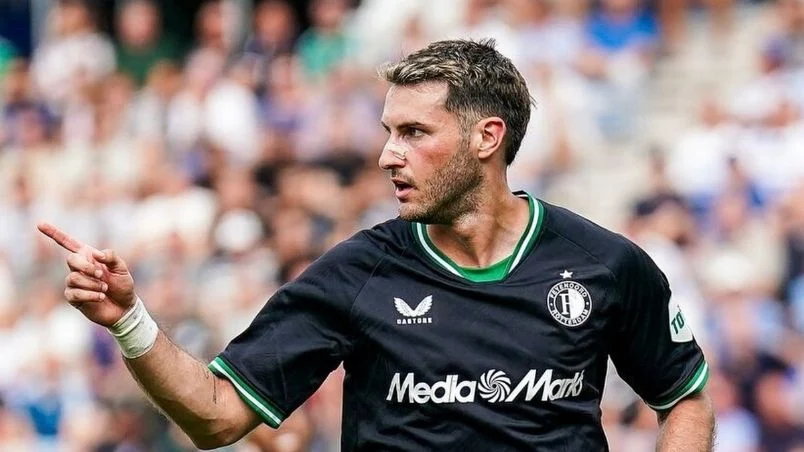 Santiago Giménez se estrena con doblete en la goleada del Feyenoord al PEC Zwolle