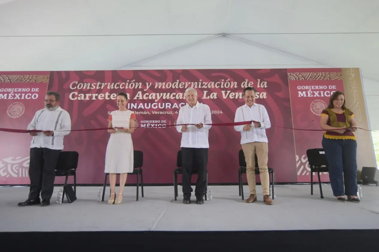 AMLO inaugura carretera Acayucan–La Ventosa