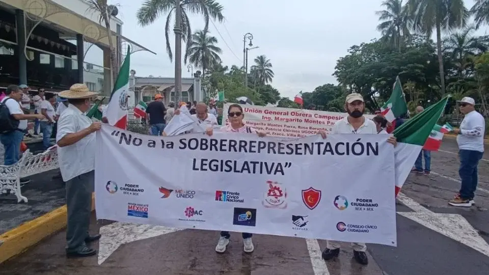 Marchan asociaciones civiles en Veracruz en contra de la sobrerrepresentación de Morena