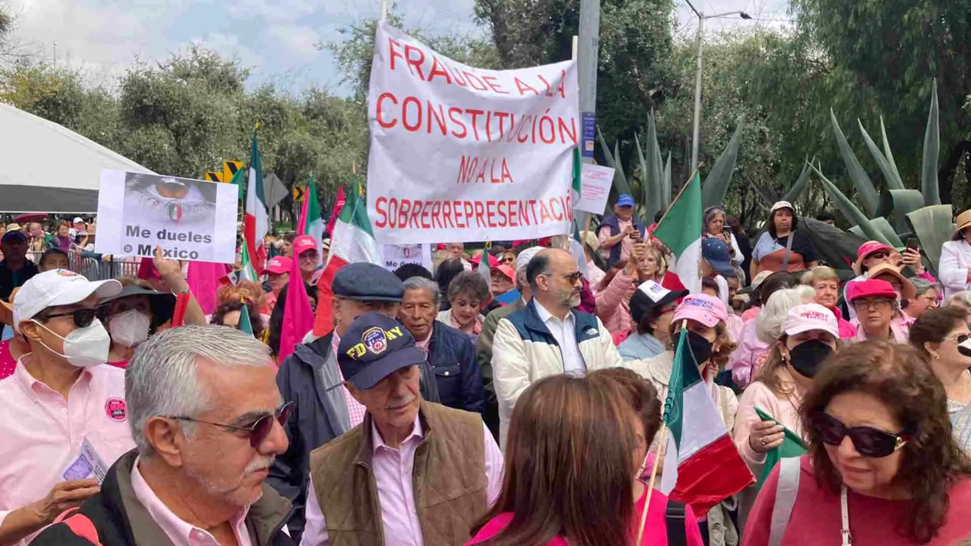 Marea Rosa Realiza protesta frente al INE en Contra de la Sobrerrepresentación Legislativa de la 4T