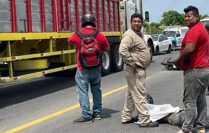 Muere motociclista tras impactarse con un auto de la Secretaria de Marina