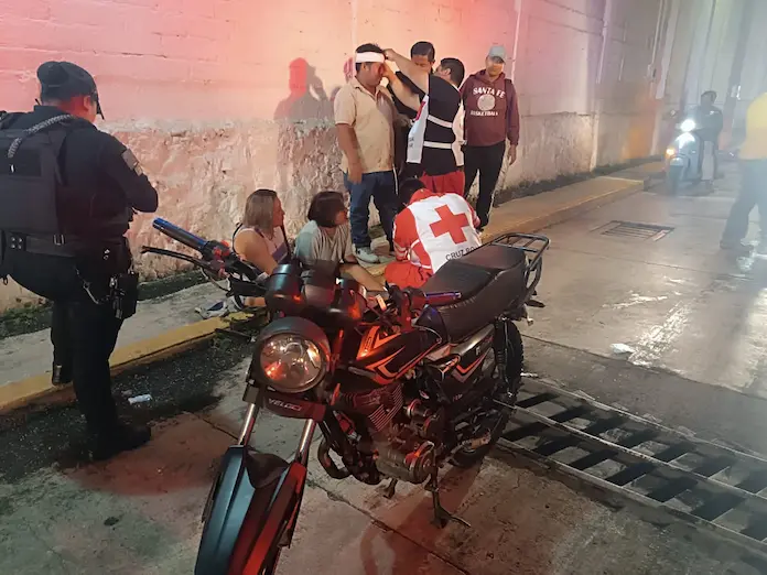 Motociclista derrapa por aceite regado en la calle de San Andrés Tuxtla