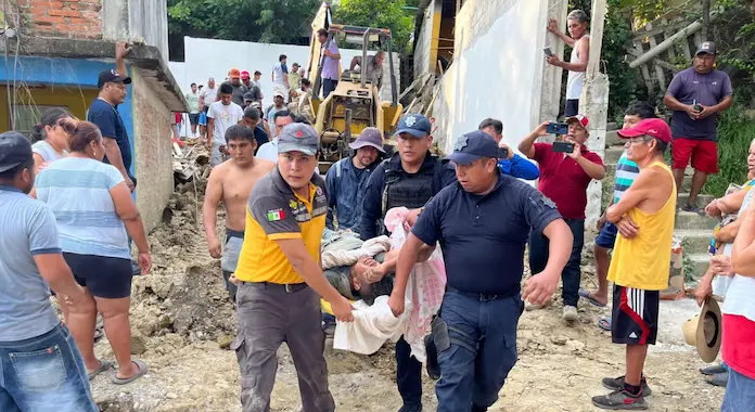 Rescatan a 3 obreros sepultados en una obra