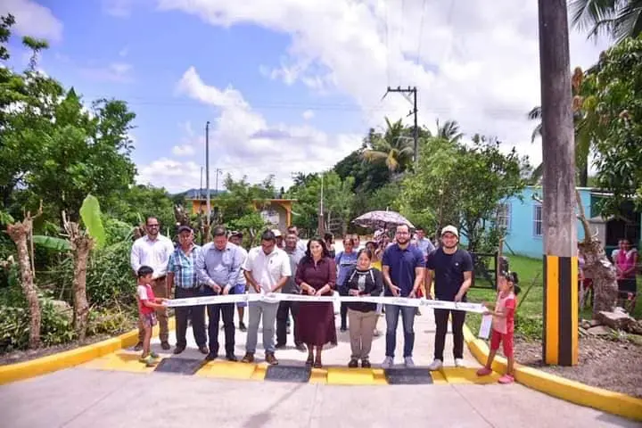 Inauguran en Santiago Tuxtla la calle principal de la Col. El Amate