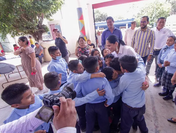 Presidenta Municipal de Santiago Tuxtla les desea a todos los niños, niñas y jóvenes éxito en el nuevo ciclo escolar