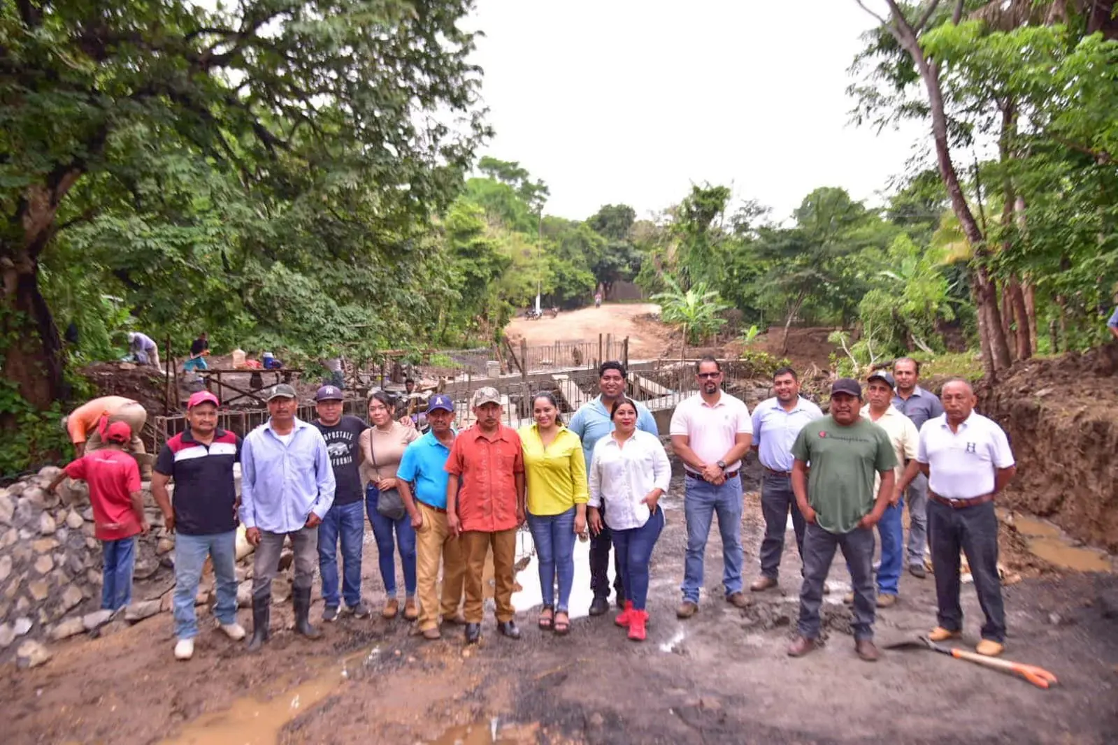 Supervisa alcaldesa Kristel Hernández Topete construcción del puente de la localidad El Zapotal