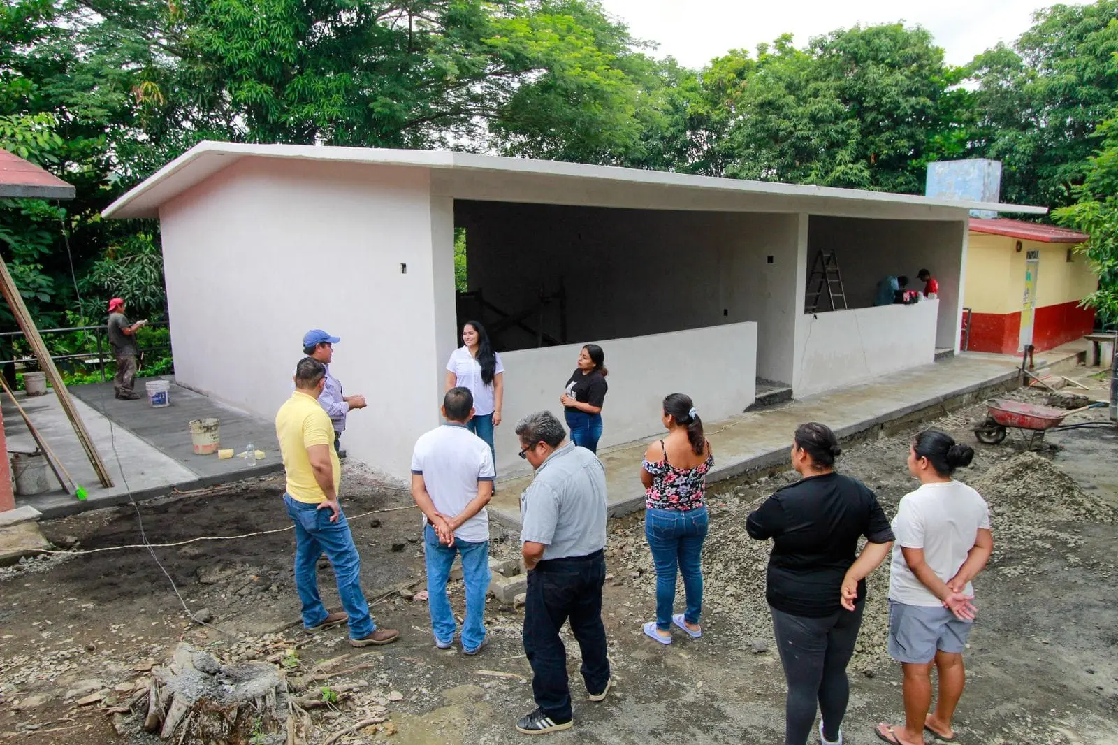 Alcaldesa de Santiago Tuxtla supervisa construcción de aula dúplex en Primaria de Sehualaca
