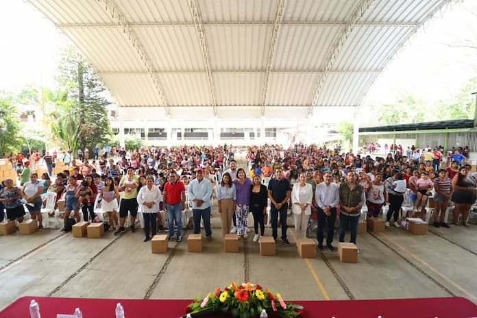 Alcaldesa y Presidente de DIF de San Andrés Tuxtla entregan paquetes del programa “Mil días de vida”