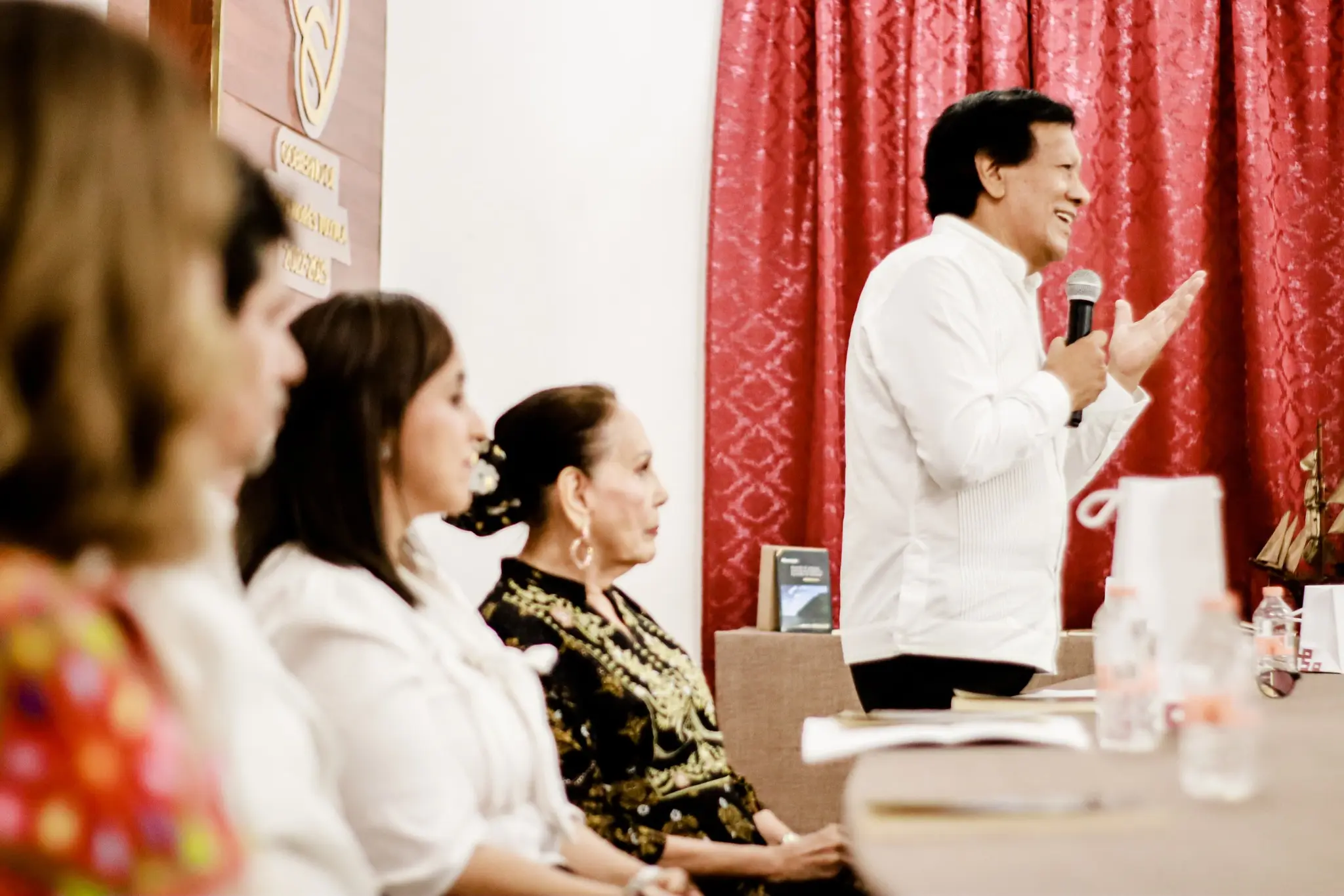 Presentan en sala de cabildos del H. Ayuntamiento de San Andrés Tuxtlas obras de la escritorio Freys Ramírez Huber