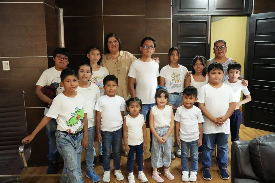 Alcaldesa de San Andrés Tuxtla recibe visita de niños participantes del curso de verano de la Escuela Experimental Freinet