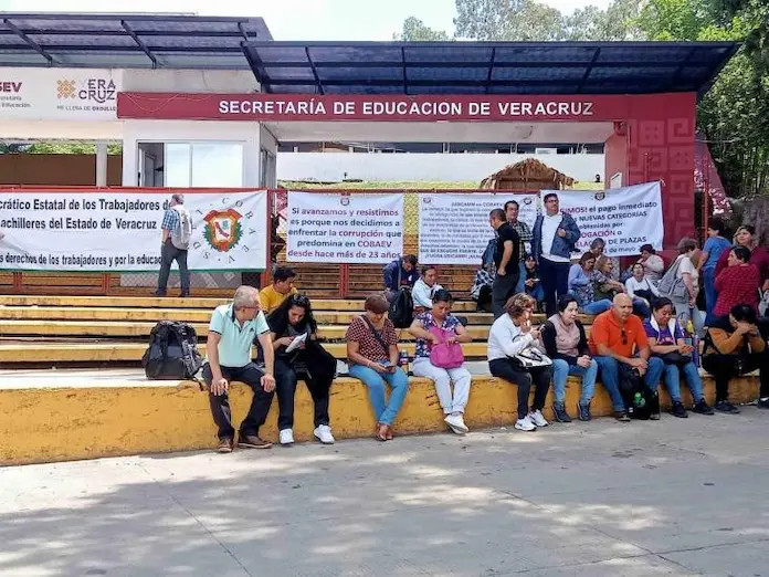 Protestan en la SEV; agremiados del SDETCOBAEV exigen pagos adeudados