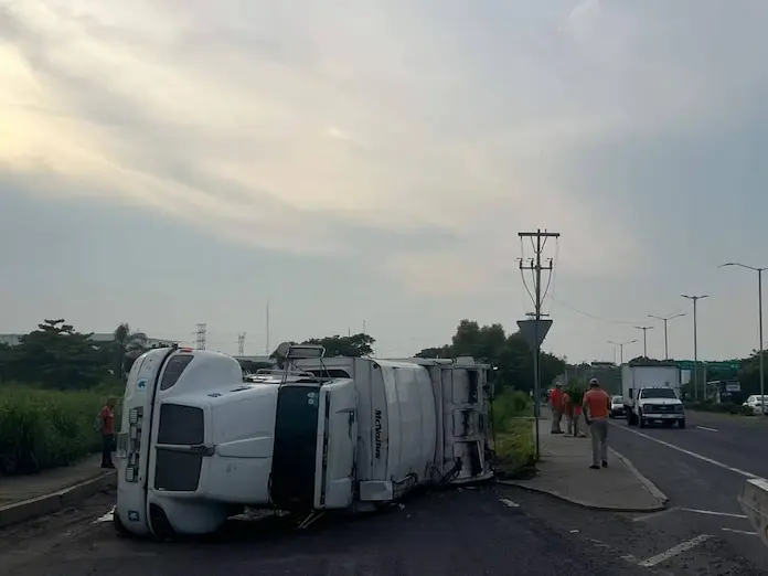 Conductor lesionado tras volcar camión recolector de basura