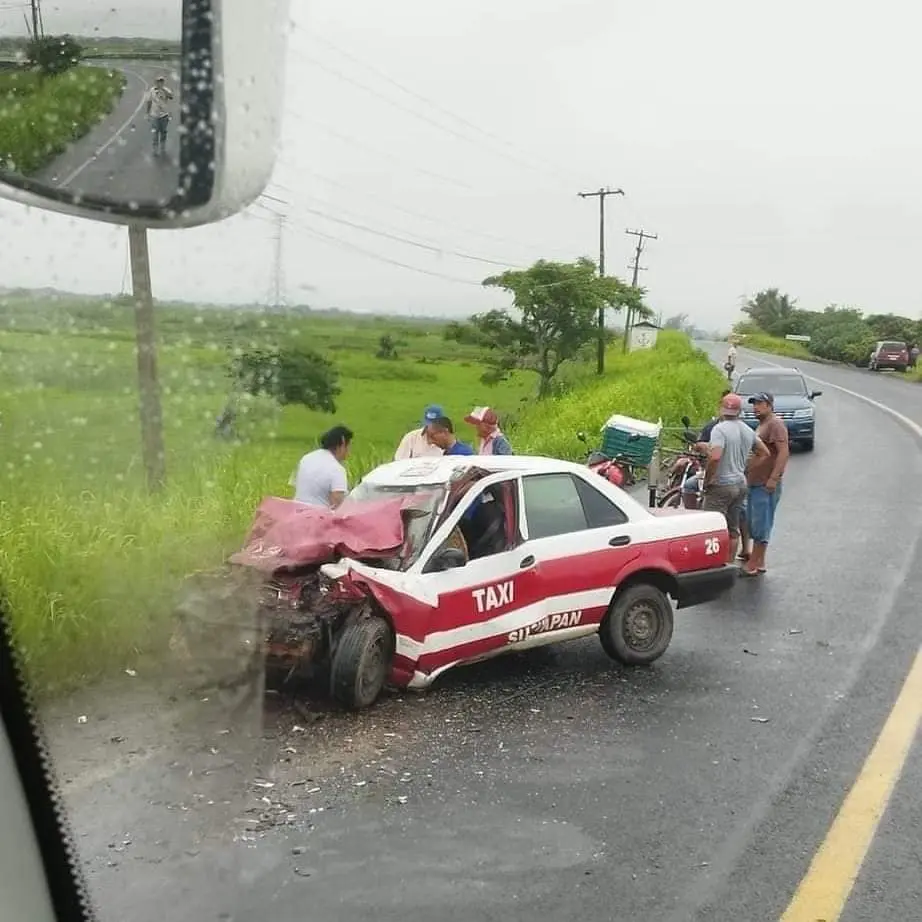Choca taxi y camioneta en la carretera federal 180