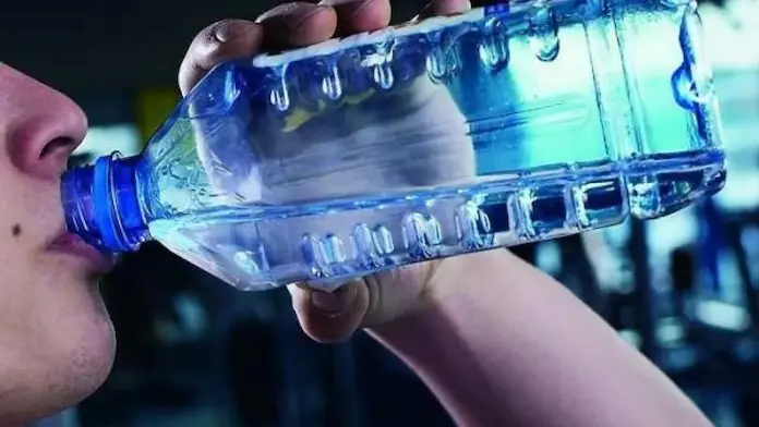 Consumo de bebidas envasadas en plástico afectaría la presión arterial