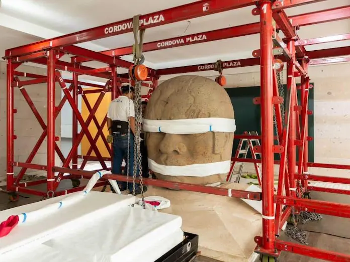 Cabeza Olmeca del MAX será exhibida en Museo de Louvre, Emiratos Árabes