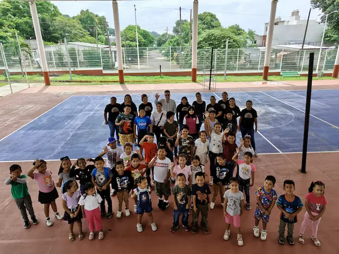 Niños y niñas participan en actividades de activación física como parte del Curso de Verano Cultural Infantil