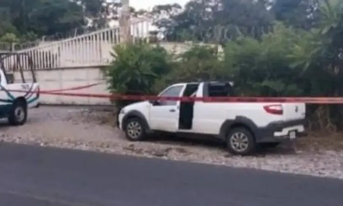 Abandonan cuerpø en bolsas negras dentro de una camioneta