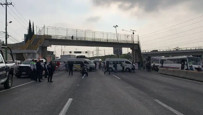 Realizan bloqueos hoy en la autopista México-Pachuca, manifestantes paralizan la vialidad