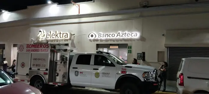 Empleada de Banco Azteca queda atrapada por 10 horas en una Bóveda, en San Andrés Tuxtla