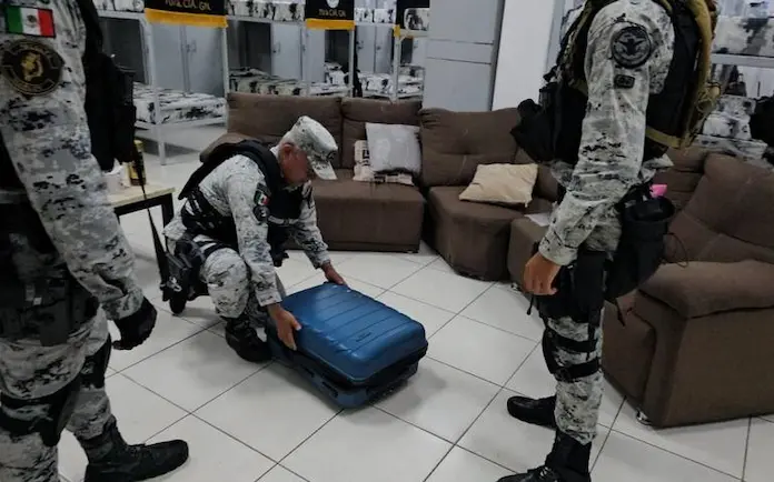 Detienen a cinco elementos de la GN en Jalisco que guardaban miles de pesos, dólares y armas