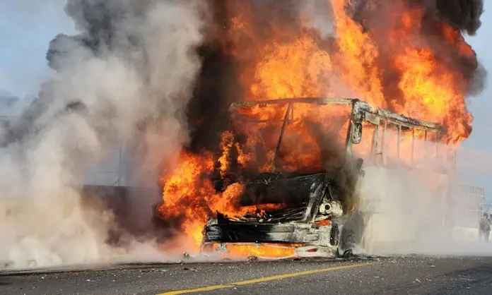 VIDEO | Se incendia camión de pasaje cuando transitaba por Puente Morelos
