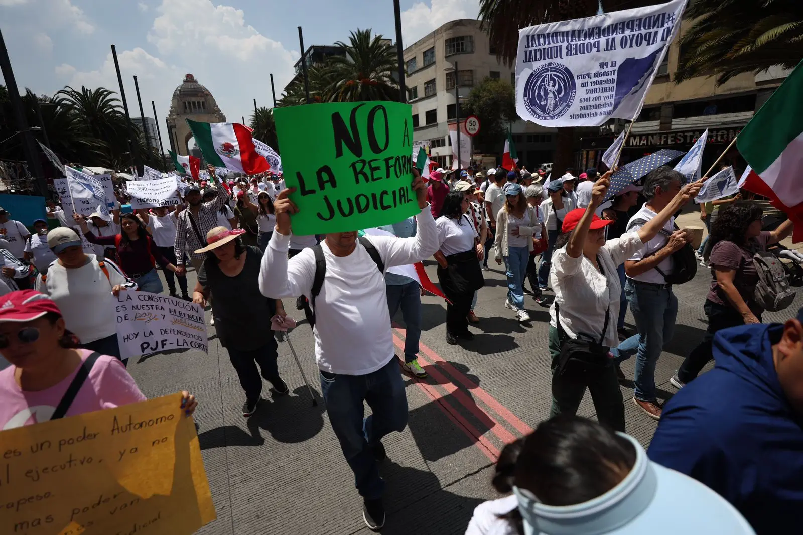 Trabajadores del Poder Judicial marcharon al Zócalo en protesta contra la reforma judicial