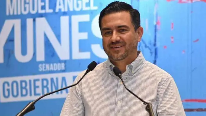 Miguel Ángel Yunes Márquez recibe su credencial de Senador