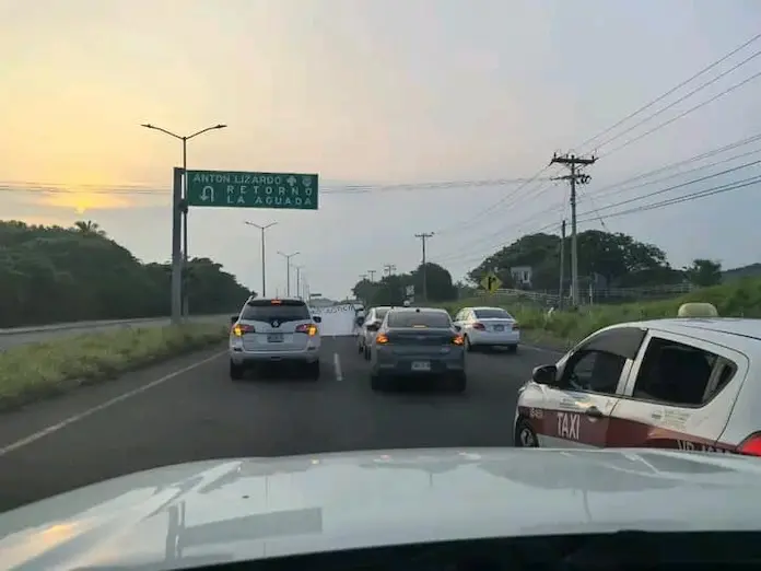 Retiran bloqueo de la carretera Boca del Río – Antón Lizardo