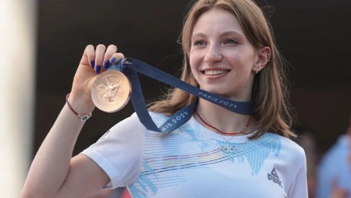 La gimnasta rumana Ana Barbosu recibe la medalla de bronce que le quitaron a EU tras polémica en París 2024: “Es triste, pero no hicimos nada malo”