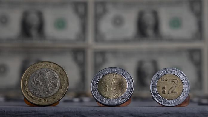 Peso cae por tercera sesión; hay preocupación por la reforma judicial de AMLO; BMV retrocede